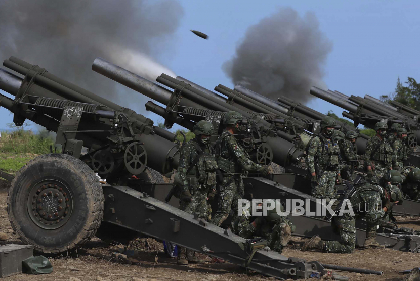  Dalam foto yang dirilis oleh Kantor Berita Militer Taiwan ini, senjata artileri Taiwan menembakkan peluru tajam selama latihan anti-pendaratan sebagai bagian dari latihan Han Guang yang diadakan di sepanjang pantai Pingtung di Taiwan, pada Kamis, 16 September 2021. Lima tahunan Taiwan hari latihan militer Han Guang dirancang untuk mempersiapkan pasukan pulau itu untuk serangan oleh China, yang mengklaim Taiwan sebagai bagian dari wilayahnya sendiri.