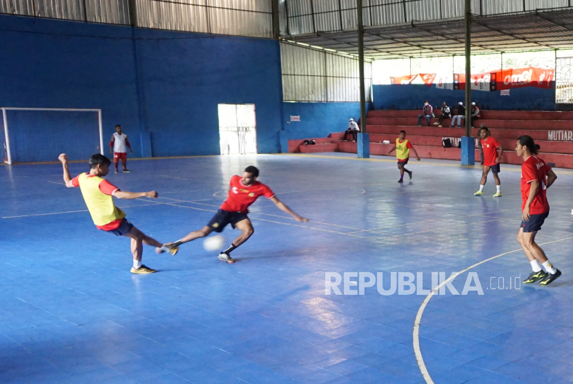 Sejumlah atlet futsal Papua berlatih di lapangan futsal Mutiara Hitam Polimak, Kota Jayapura, Provinsi Papua, Selasa (9/2/2021). Tim Futsal Papua melakukan uji tanding untuk mengasah kekompakan tim untuk mendapatkan target emas di Pekan Olahraga Nasional (PON) XX 2021 mendatang. 