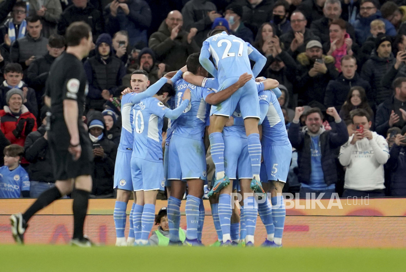 Manchester City merayakan kemenangan.