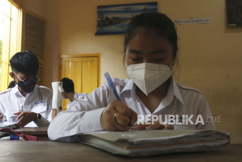 Kamboja Mulai Suntik Vaksin Covid-19 Anak 6-11 tahun. Siswa menjaga jarak saat mereka duduk di ruang kelas di SMA Preah Sisowath di Phnom Penh, Kamboja, Rabu, 15 September 2021. Pemerintah Kota Phnom Penh baru-baru ini mengeluarkan pernyataan untuk membuka kembali sekolah menengah pertama dan atas karena tingginya angka tingkat vaksinasi untuk guru dan siswa, tingkat infeksi yang rendah dan kepatuhan sekolah terhadap standar kesehatan.