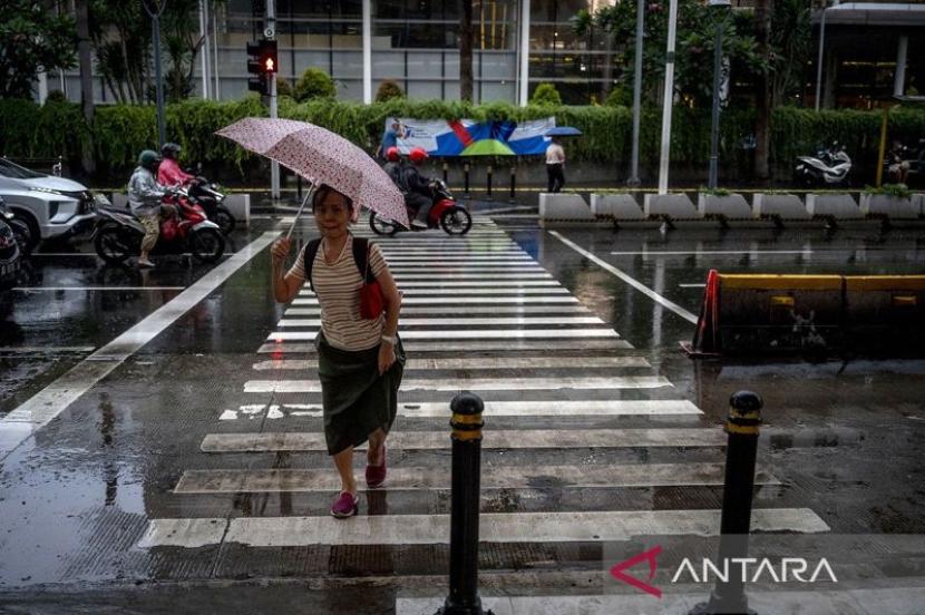 BMKG: Hujan Disertai Petir Akan Guyur Jakarta Sabtu Siang