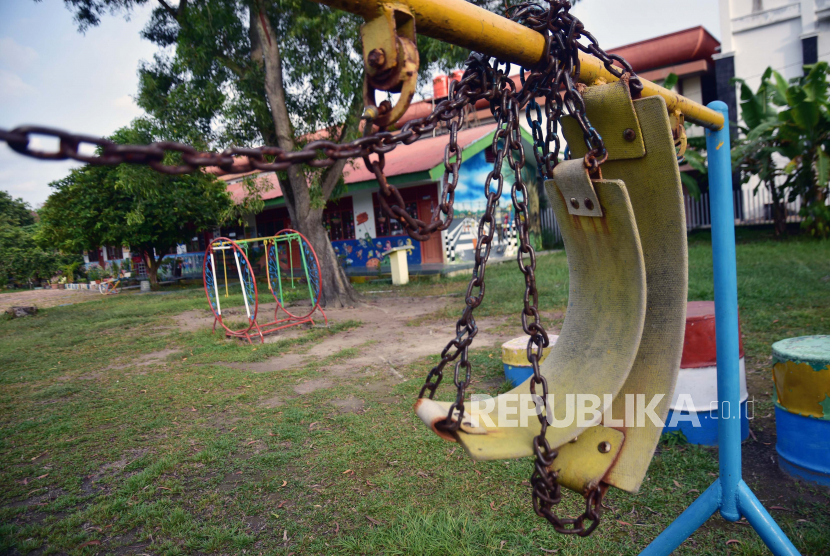 Ayunan dikunci di sekolah TK Bhayangkara 1 yang ditutup sementara saat Pembatasan Sosial Berskala Besar (PSBB) di Kota Pekanbaru, Riau, Rabu (27/5/2020). PSBB di enam daerah di Riau akan berakhir pada 28 Mei 2020, yakni di Kota Pekanbaru, Dumai, Kabupaten Kampar, Bengkalis, Siak dan Pelalawan, dan pemerintah pusat merencanakan daerah tersebut jadi percontohan penerapan normal baru di Indonesia dalam penanggulangan COVID-19