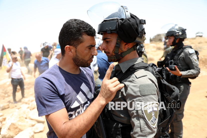 Pengunjuk rasa Palestina menghadapi pasukan keamanan Israel selama unjuk rasa menentang penggusuran di desa Yatta, Tepi Barat, 17 Juni 2022. Kejadian itu salah satu yang disoroti film No Other Land.