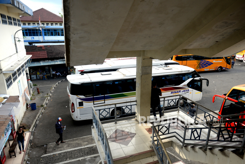 Bus antarprovinsi menunggu penumpang di Terminal Bus Giwangan, Yogyakarta. Arus mudik penumpang di Terminal Giwangan Yogyakarta mulai menunjukkan kenaikan. Ilustrasi.