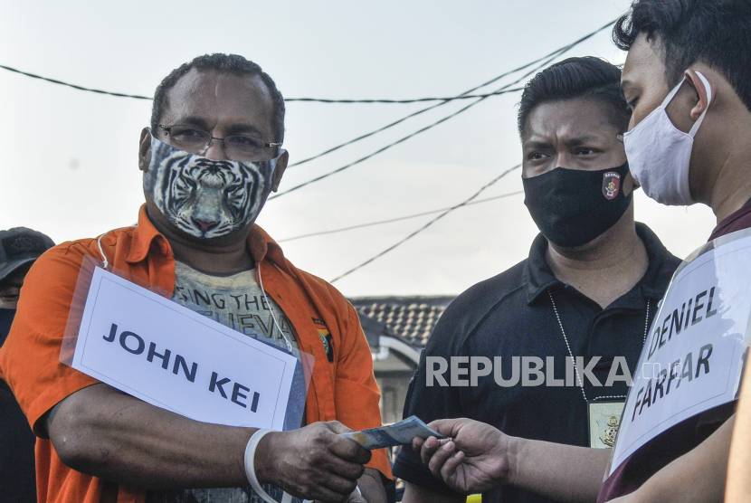 John Kei (kiri) memperagakan reka ulang perencanaan penyerangan di Bekasi, Jawa Barat, Senin (6/7/2020). Pada rekonstruksi tersebut John Kei bersama anak buahnya memperagakan 8 adegan di 2 lokasi. ANTARA FOTO/ Fakhri Hermansyah/hp.
