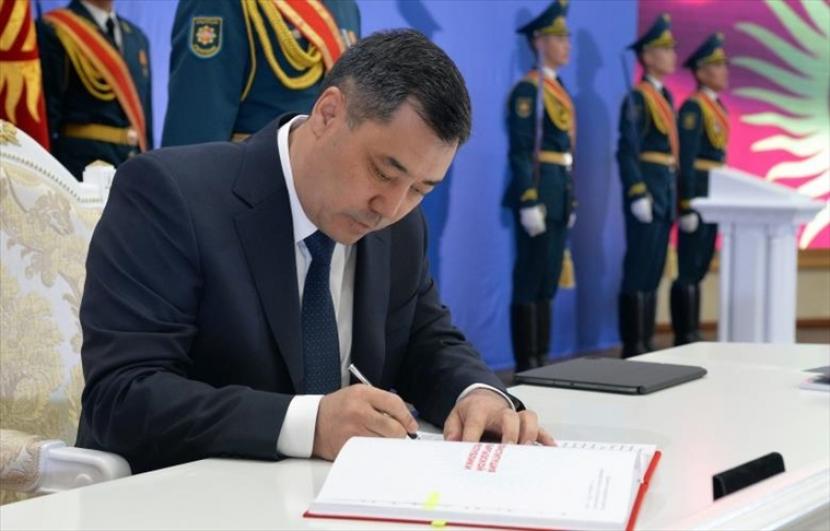 Presiden Kirgistan Sadyr Japarov pada Rabu menandatangani dekrit yang membuka jalan bagi negaranya untuk beralih dari sistem parlementer ke sistem presidensial.