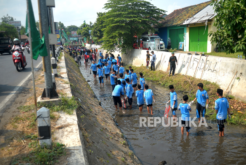 Santri dan pelajar mengikuti program kali bersih (Prokasih) Hari Santri Nasional 2023.