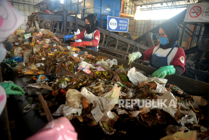 Pekerja memilah sampah yang dikirimkan ke pusat pengolahan sampah (ilustrasi).