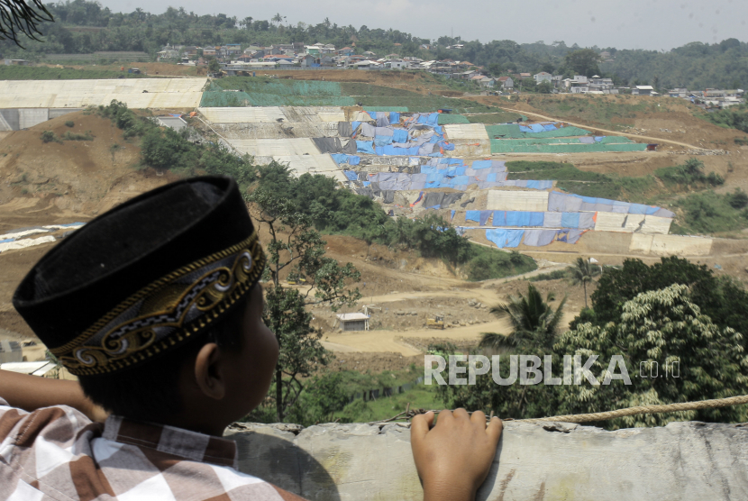 Seorang anak melihat lokasi pembangunan Bendungan Ciawi dan Sukamahi di Ciawi, Kabupaten Bogor, Jawa Barat, Jumat (3/9/2021). Menteri Pekerjaan Umum dan Perumahan Rakyat Basuki Hadimuljono mengatakan pada 2021 akan diselesaikan proyek 13 bendungan di Indonesia dan angka itu bagian dari target pembangunan 61 bendungan selama periode 2020-2024. 