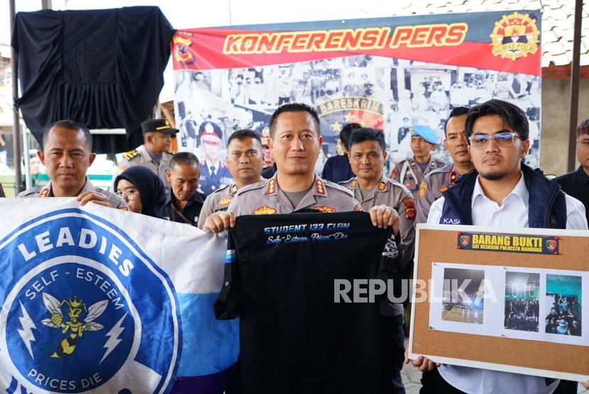 Kepala Polresta (Kapolresta) Bandung Kombes Pol Kusworo Wibowo menunjukkan barang bukti kasus pengeroyokan warga oleh anggota geng motor di Kabupaten Bandung, Jawa Barat, Selasa (12/9/2023). 