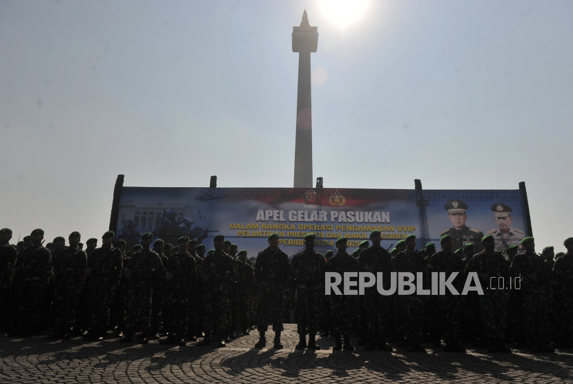 Prajurit TNI mengikuti Apel Gelar Pasukan Operasi  Pengamanan VVIP Pelantikan Presiden dan Wakil Presiden RI Tahun 2024 di lapangan Monumen Nasional (Monas), Jakarta, Jumat (18/10/2024). Operasi pengamanan tersebut dilakukan menjelang masa pelantikan Presiden dan Wakil Presiden RI dari 17-23 Oktober 2024 dengan jumlah personel sebanyak 100 ribu dari TNI dan 15 ribu dari Polri. Pelantikan Presiden dan Wakil Presiden terpilih Prabowo Subianto dan Gibran Rakabuming Raka akan digelar pada 20 Oktober 2024 di Gedung MPR, Senayan, Jakarta.