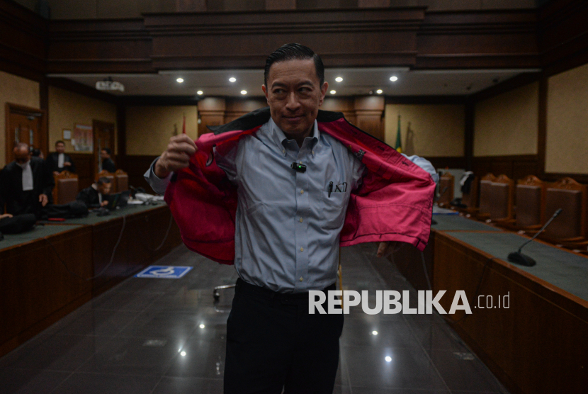 Terdakwa Thomas Trikasih Lembong atau Tom Lembong mengenakan rompi tahanan usai menjalani sidang lanjutan di Pengadilan Negeri Tipikor, Jakarta, Senin (30/6/2025). Sidang tersebut beragendakan pemeriksaan terdakwa dalam perkara dugaan korupsi impor gula.