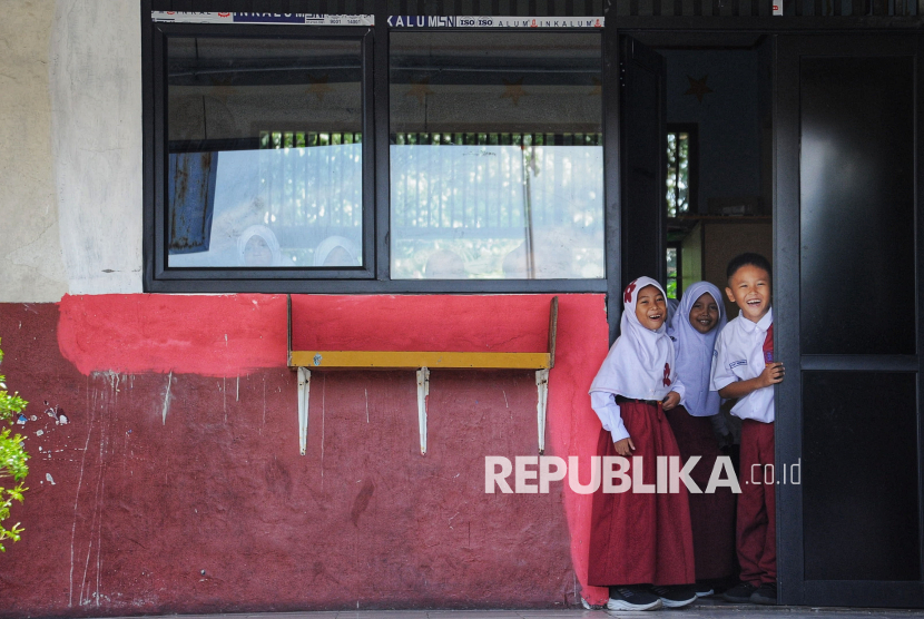 Siswa menunggu pembagian Makan Bergizi Gratis (MBG) di SDN 05 Sukatani, Depok, Jawa Barat, Senin (6/1/2025). Pada hari pertama program makan bergizi gratis (MBG) tersebut para siswa terlihat antusias menikmati menu makanan. Total sebanyak 406 para siswa kelas 1 hingga kelas 6 menikmati paket menu makanan uang teridiri dari Nasi, Daging Ayam, Tempe, Sayur Buncis dan Buah Jeruk. Salah satu siswa kelas 5 Fatah Ar Rozak mengaku senang mendapatkan makan bergizi gratis dari program pemerintah tersebut. Menurutnya rasa makanannya enak dan untuk porsi makanannya cukup mengenyangkan.