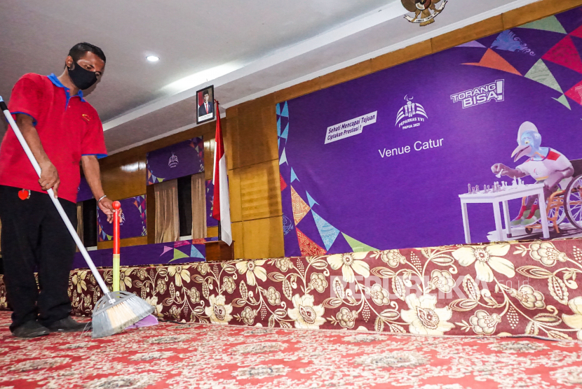 Petugas hotel membersihkan ruangan di Hotel Sahid Jayapura, Papua, Selasa (26/10/2021).