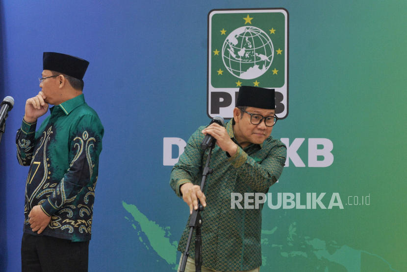 Ketua Umum PKB Muhaimin Iskandar bersama Plt Ketum PPP Muhamad Mardiono bersiap memberikan keterangan usai melakukan pertemuan di Kantor DPP PKB, Jakarta, Senin (29/4/2024). Pertemuan silahturahmi antara PPP dan PKB tersebut membahas agenda politik nasional dan termasuk persiapan pilkada.