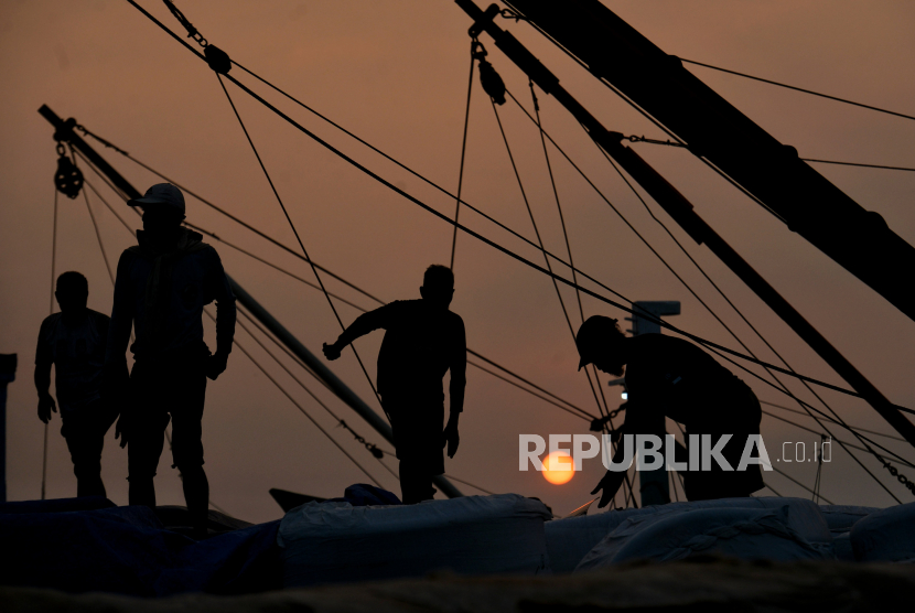 Buruh angkut beraktivitas di atas kapal di Pelabuhan Sunda Kelapa, Jakarta, Senin (15/5/2023). Badan Pusat Statistik (BPS) mencatat nilai ekspor Indonesia pada Mei 2023 mencapai 21,72 miliar dolar AS.