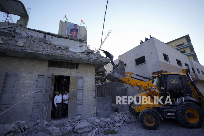 Warga Palestina memeriksa kerusakan rumah militan Palestina Diaa Hamarsheh yang dihancurkan oleh pasukan Israel di desa Yabed, Tepi Barat, Kamis, 2 Juni 2022. Israel Rencanakan Hancurkan Rumah Warga Palestina Saat Ramadhan