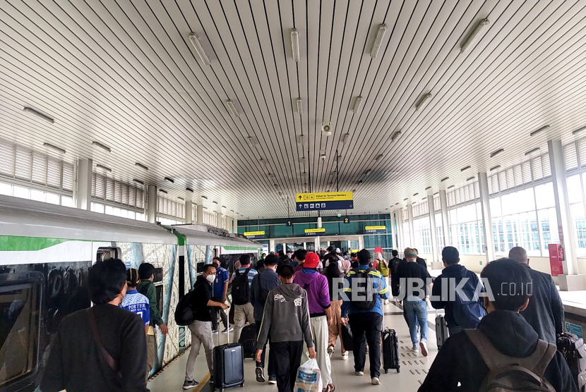 Calon penumpang turun dari kereta bandara di Bandara Internasional Yogyakarta, Senin (6/2/2023). Pemerintah berencana menghapus jumlah bandara kategori Internasional yang melayani penerbangan mancanegara dari 32 menjadi 14 atau 15. Rencana ini merupakan hasil kesepakatan bersama menteri Perhubungan dan menteri BUMN yang direstui oleh Presiden Joko Widodo dalam rapat pada 31 Januari 2023 lalu.