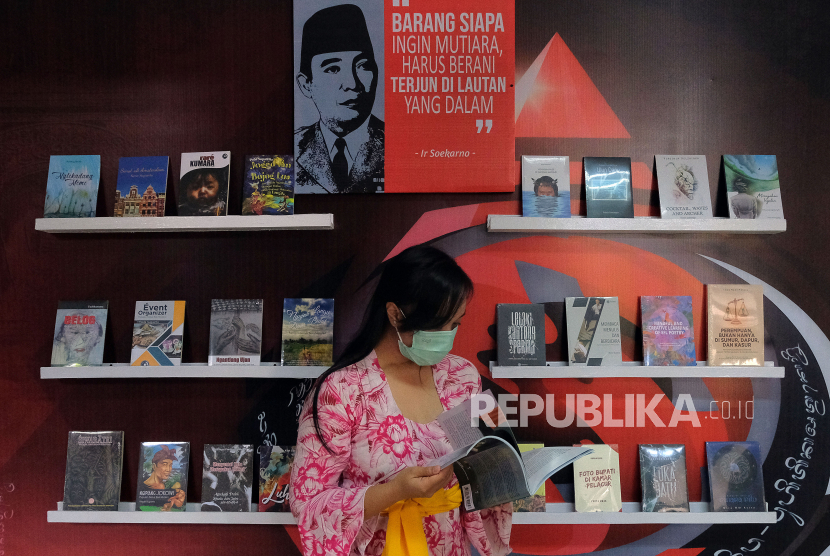 Warga membaca buku saat mengunjungi beranda pustaka (bursa buku) dalam Festival Seni Bali Jani (FSBJ) II di Taman Budaya Bali, Denpasar, Bali, Ahad (1/11/2020) 