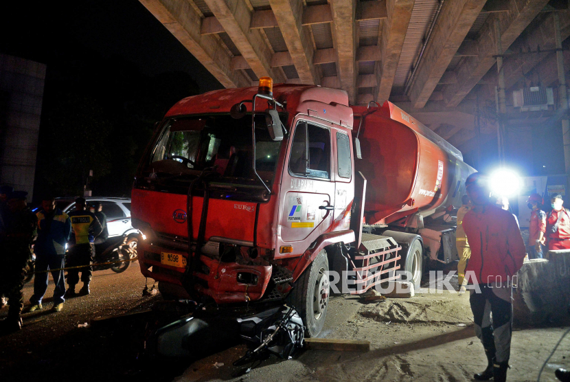 Suasana di lokasi kecelakaan yang melibatkan Truk tangki pengangkut bahan bakar minyak (BBM) dengan sejumlah kendaraan di Jalan Transyogi, Cibubur, Bekasi, Jawa Barat, Senin (18/7/2022). Kecelakaan maut tersebut diduga akibat truk tangki mnegalai rem blong. Prayogi/Republika.