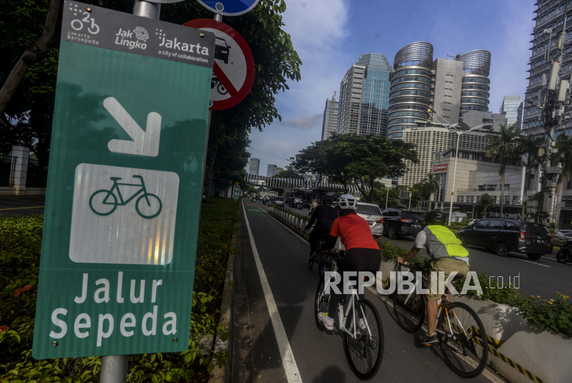 Pesepeda melintas di jalur sepeda di kawasan Sudirman, Jakarta, ilustrasi.
