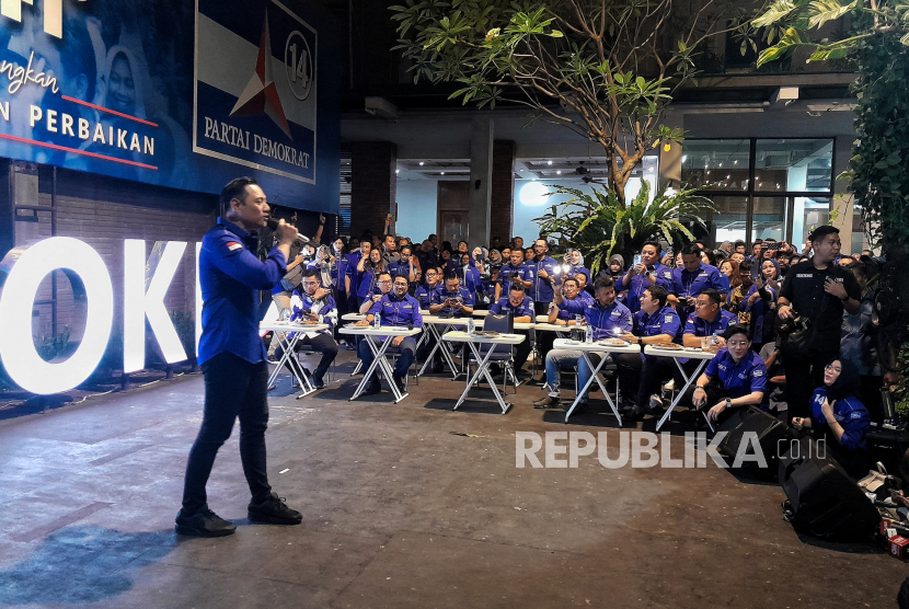 Ketua Umum Partai Demokrat Agus Harimurti Yudhoyono menghibur kader partai dan awak media usai menyampaikan pidato politiknya di kantor DPP Demokrat, Jakarta Pusat, Jumat (14/7/2023).