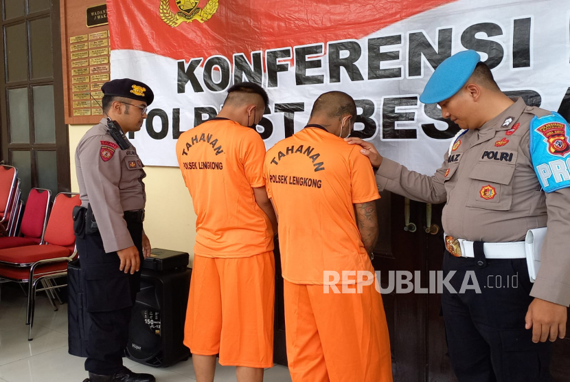 Polisi membawa dua tersangka kasus pembegalan di Kota Bandung, Rabu (15/2/2023), yang berhasil ditangkap Polsek Lengkong Polrestabes Bandung.