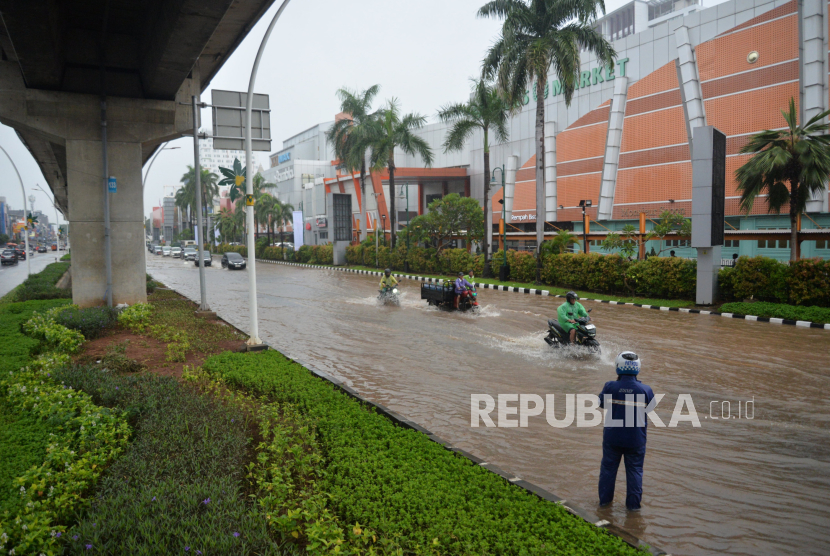 Kendaraan menerobos genangan air yang merendam di Jalan Boulevard Raya, Kelapa Gading, Jumat (22/3/2024). Badan Penanggulangan Bencana Daerah (BPBD) Jakarta mengumumkan, terjadi banjir di sebelas ruas jalan Jakarta. Hujan yang mengguyur wilayah Jakarta semalam juga mengakibatkan di Jalan Boulevard Raya tersebut terendam dengan ketinggian 20 cm.