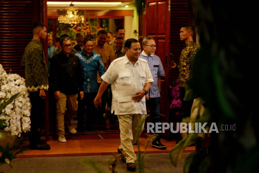 Bakal calon Presiden Prabowo Subianto didampingi Ketum sejumlah partai Koalisi Indonesia Maju menyampaikan keterangan pers di kediaman Prabowo, Jalan Kertanegara, Jakarta, Ahad (22/10/2023). Dalam keterangannya Prabowo bersama partai Koalisi Indonesia Maju resmi mengusung Gibran Rakabuming Raka sebagai pendamping Prabowo sebagai cawapres dalam Pilpres 2024 mendatang dan akan segera mendaftar ke KPU pada Rabu (25/10).