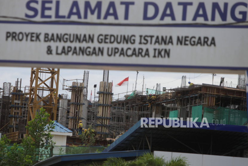 Pekerja menyelesaikan pembangunan kompleks Istana Negara di Kawasan Inti Pusat Pemerintahan (KIPP) Ibu Kota Negara (IKN) Nusantara, Penajam Paser Utara, Kalimantan Timur, Kamis (7/12/2023). Kementerian PUPR mencatat progres pembangunan infrastruktur fisik di IKN Nusantara telah mencapai 60,3 persen.