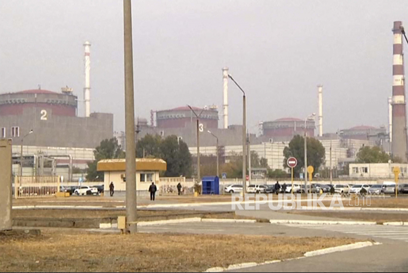 Gambar ini dibuat dari video yang menunjukkan pembangkit nuklir Zaporizhzhia di Enerhodar, Ukraina pada 20 Oktober 2015.  Badan Energi Atom Internasional (IAEA) memperingatkan bencana nuklir berdampak serius.