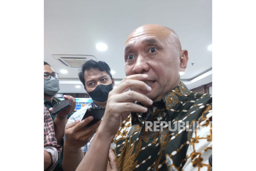 Menteri Koperasi dan UKM Teten Masduki menjawab pertanyaan wartawan di kantornya, Jakarta, Kamis (6/4/2023).