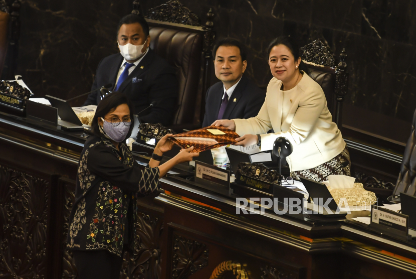 Ketua DPR Puan Maharani (kanan) didampingi Wakil ketua DPR Aziz Syamsuddin (kedua kanan) dan Rachmat Gobel (kiri) menerima dokumen dari Menteri Keuangan Sri Mulyani (kedua kiri) pada Rapat Paripurna masa persidangan III 2019-2020, di Komplek Parlemen, Jakarta, Selasa (12/5/2020). Dalam rapat paripurna tersebut beragendakan penyampaian Pemerintah terhadap Kerangka Ekonomi Makro dan Pokok-pokok Kebijakan Fiskal (KEM dan PPKF) RAPBN TA 2021 dan pengambilan keputusan Perppu Nomor 1 Tahun 2020 atau Perppu Corona menjadi UU