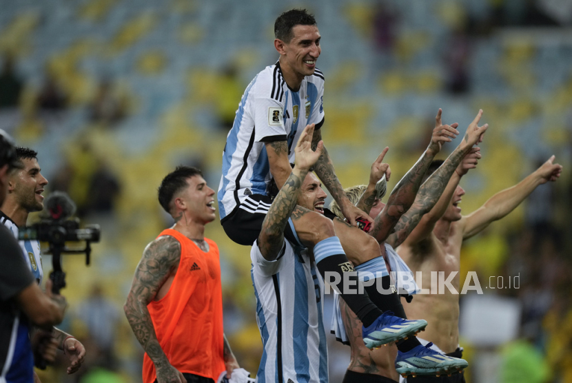 Angel Di Maria dari Argentina, tengah, dan rekan satu timnya merayakan kemenangan 1-0 timnya atas Brasil pada akhir pertandingan sepak bola kualifikasi Piala Dunia FIFA 2026 di stadion Maracana di Rio de Janeiro, Brasil, Rabu (22/11/2023).