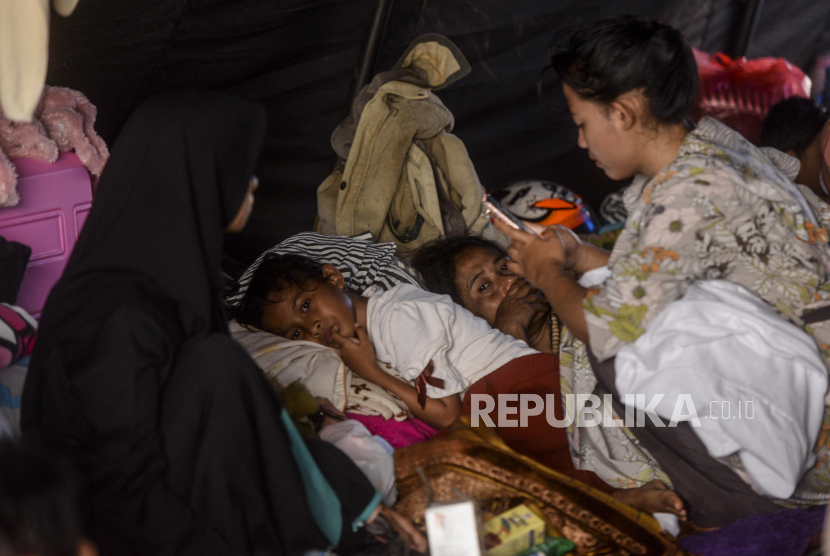 Seorang anak tidur di tenda pengungsian di kawasan Cijendil, Kecamatan Cugenang, Cianjur, Jawa Barat, Rabu (23/11/2022). Anak-anak menjadi salah satu korban terbanyak pada bencana gempa bumi berkekuatan 5,6 SR. Tercatat dari 271 korban jiwa pada bencana tersebut 37 persennya merupakan anak-anak. Republika/Putra M. Akbar