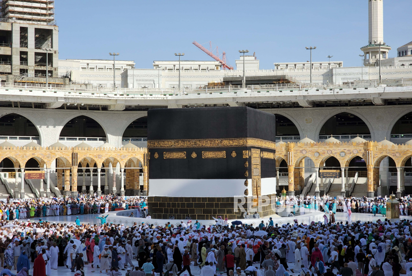 Umat Muslim melakukan Tawaf Perpisahan di sekitar Kabah di Masjidil Haram di Mekkah, Arab Saudi, 11 Juli 2022. 