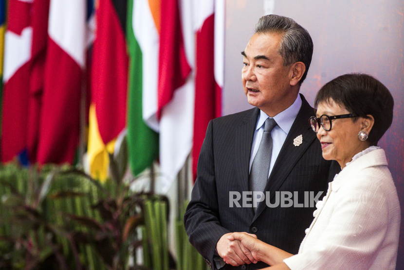  Menteri Luar Negeri Retno Marsudi (kanan) menyambut Menteri Luar Negeri China Wang Yi pada Pertemuan Menteri Luar Negeri G20 di Nusa Dua, Bali, Jumat (8/7/2022). Bali menjadi tuan rumah Pertemuan Menteri Luar Negeri G20 selama dua hari dari 07 hingga 08 Juli 2022.