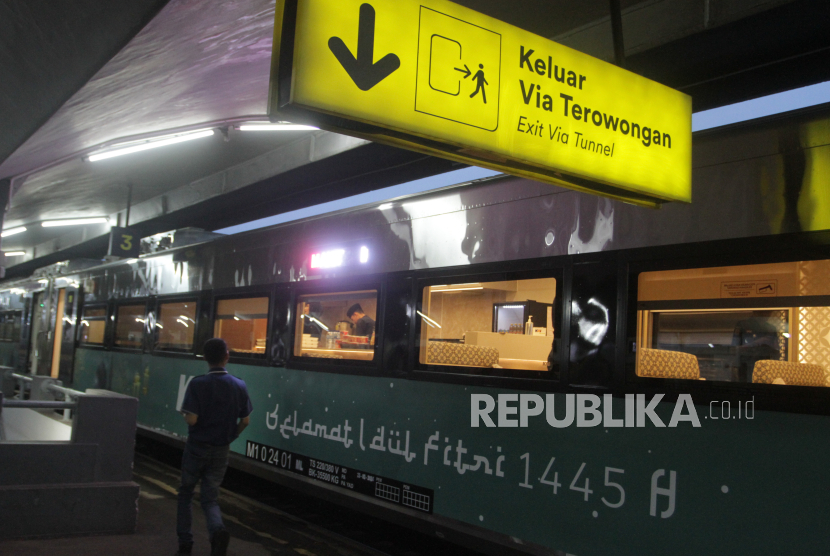 Calon penumpang berjalan menuju gerbong kereta di Stasiun Malang, Jawa Timur. KAI mencatat jumlah penumpang kereta di Stasiun Malang naik 30 persen selama libur.