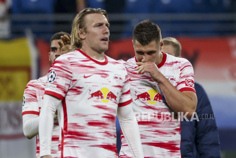  Pemain RB Leipzig Willi Orban (kanan) bereaksi setelah pertandingan sepak bola Grup A Liga Champions.