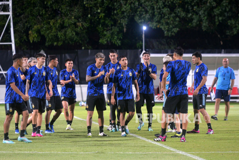 Para pemain timnas U-17 Argentina mengikuti latihan jelang laga semifinal Piala Dunia U17 di Lapangan Sriwaru, Surakarta, Jawa Tengah, Senin (27/11/2023). 