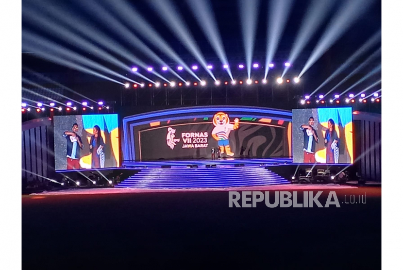 Upacara Pembukaan atau Opening Ceremony Festival Olahraga Rekreasi Masyarakat Nasional (Fornas) VII 2023 di Stadion Si Jalak Harupat, Kabupaten Bandung, Jawa Barat, Ahad (2/7/2023) malam. 