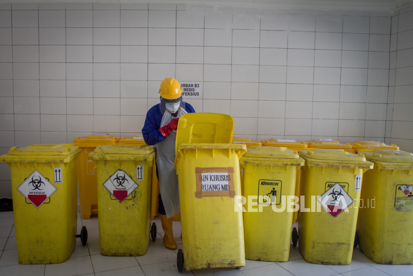 Limbah B3 medis. Ada 12 transporter yang dimanfaatkan Pekanbaru untuk membawa limbah B3 dari penanganan Covid-19. Limbah dikirim ke Jakarta untuk dimusnahkan.