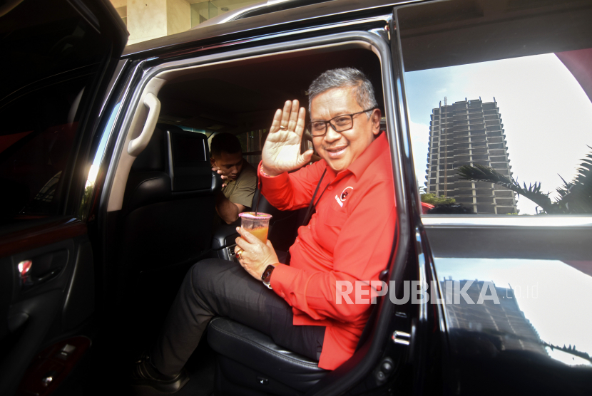 Sekjen PDIP, Hasto Kristiyanto menyapa wartawan.