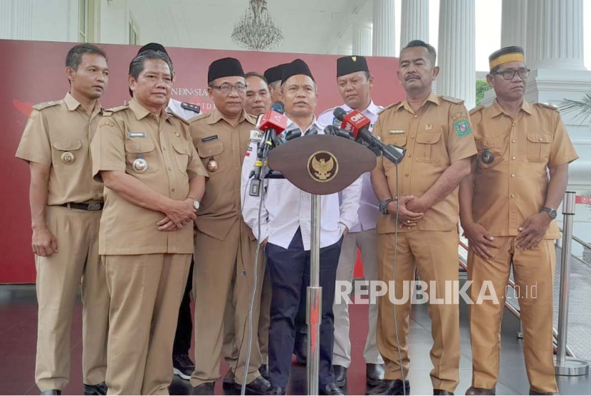 Ketua Umum APDESI Surta Widjaja dan sejumlah perwakilan kepala desa. Ketum Apdesi membantah dipanggil Presiden Jokowi untuk membahas Pemilu 2024.