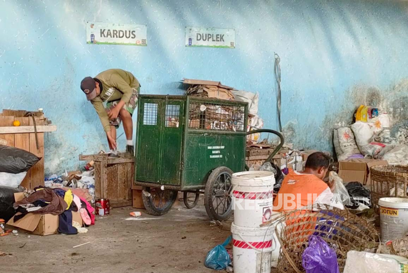 Proses memilah sampah di TPS Go-Sari, Kalurahan Guwosari, Kapanewon Pajangan, Kabupaten Bantul.