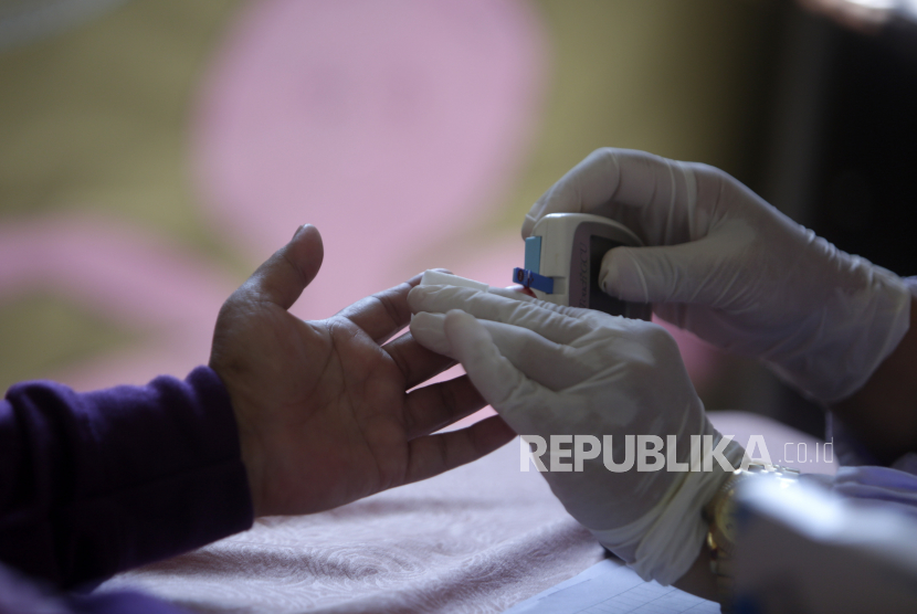Seorang wanita lanjut usia menjalani pemeriksaan kesehatan untuk lansia. Pemerintah Kota Tangerang mulai melakukan vaksinasi Covid-19 bagi kalangan masyarakat lanjut usia (lansia) yang dijadwalkan selama lima hari mulai 9 Maret hingga 13 Maret 2021. Kuota vaksin Covid-19 yang disediakan bagi kalangan tersebut sebanyak 4.800 yang dibagi di 104 kelurahan di Kota Tangerang. 