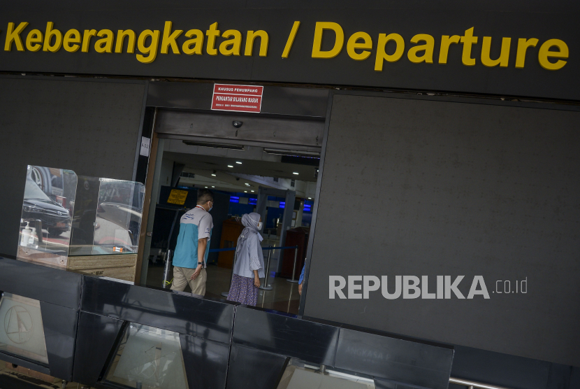  Pintu area keberangkatan di Bandara Halim Perdanakusuma, Jakarta Timur.