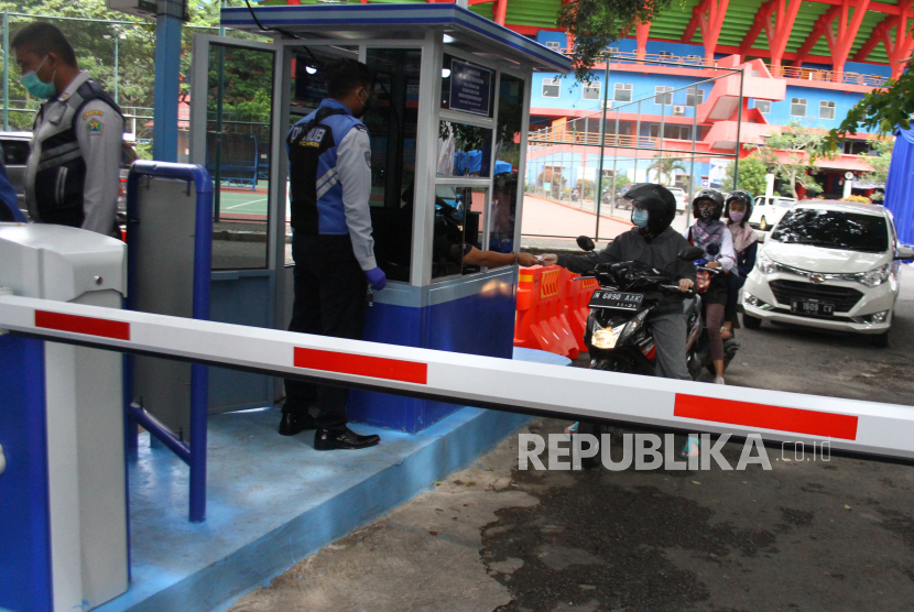 Pengunjung mempergunakan fasilitas parkir digital yang dipasang di depan Stadion Gajayana, Malang, Jawa Timur, Senin (4/1).