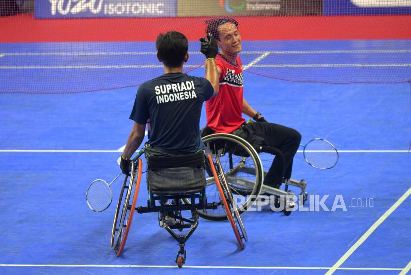 Atlet Para Badminton Indonesia Supriadi berjabat tangan usai mengalahkan Atlet Para Badminton Indonesia Wiwin Andri pada babak pertama kelas MS-WH 2 Group B Foxs Indonesia Para Badminton Internasional 2022 di GOR Amongrogo, Yogyakarta, Selasa (23/8/2022). Pada pertandingan ini Supriadi mengalahkan Wiwin dengan skor 21-18, 21-17.