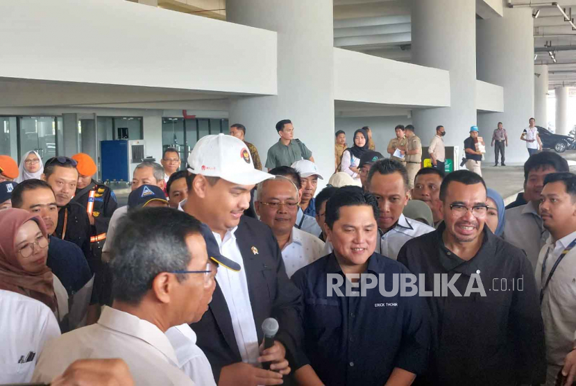 Pj Gubernur DKI Jakarta Heru Budi Hartono, Menteri PUPR Basuki Hadimuljono, Menteri BUMN Erick Thohir (kiri-kanan) di Jakarta International Stadium (JIS), Selasa (4/7/2023). 